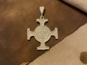 f94b0dehqeuu2gfyprxb-4.jpg Dije Cruz de San Benito en Plata .925