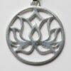 jr8wozu36e5c9qo5nl7m.jpg Dije Circular de Plata con Flor de Loto