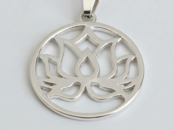 lyekm6rqg8ezuqppu3t3.jpg Dije Circular de Plata con Flor de Loto