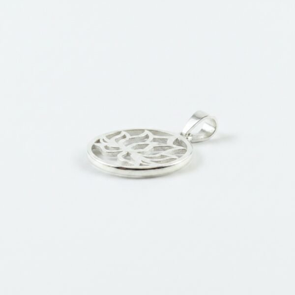 s44vhmdjbkxogt6m9ti7.jpg Dije Circular de Plata con Flor de Loto