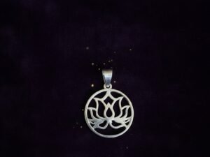 ypnbr1mr7uzbnvysuc1m-1.jpg Dije Circular de Plata con Flor de Loto