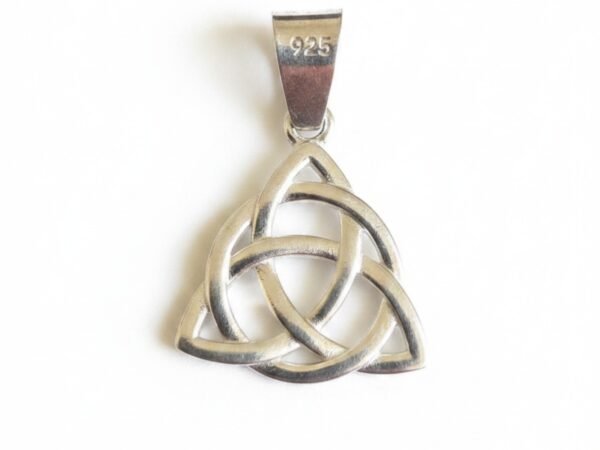 etzlckkgbszzzsj3w1ro.jpg Colgante Triqueta en Plata de Ley .925