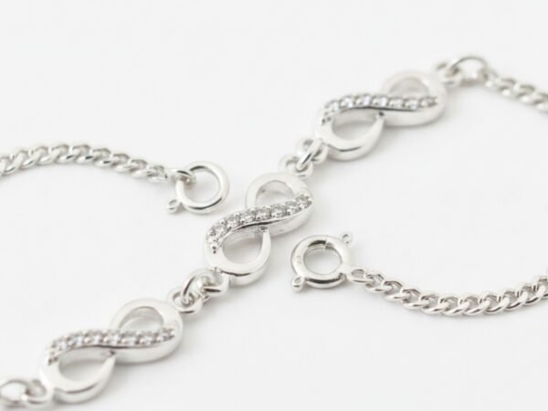 zrvcs4fac3aiok08heen-3.jpg Pulsera Triple Infinito en Plata .925, detalle 5