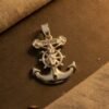 w0xh7tpm34ycf8mq55fi.jpg Ancla con Crucifijo y zirconias Pata .925